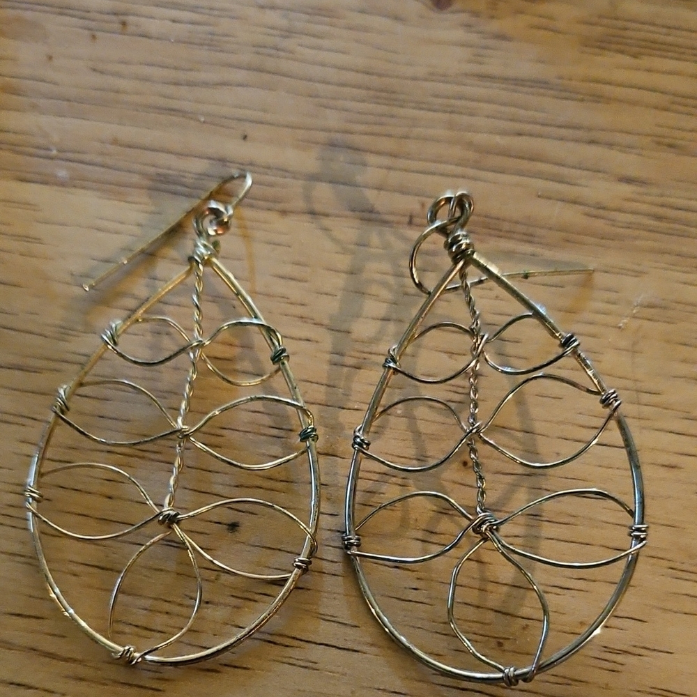 Elegant Gold Wire Teardrop Earrings